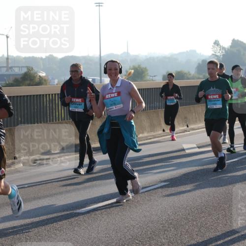 03.10.2025 - Köhlbrandbrückenlauf Lena Gebhardt http://msf.ph/oto/9063237 03.10.2025 09:20:44 Position 1 1287, 3818, 1699, 1505 meine-sportfotos.de