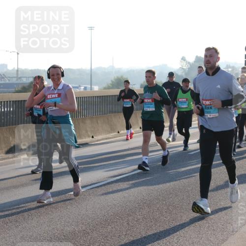 03.10.2025 - Köhlbrandbrückenlauf Lena Gebhardt http://msf.ph/oto/9063252 03.10.2025 09:20:44 Position 1 1505 meine-sportfotos.de