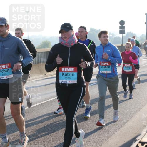 03.10.2025 - Köhlbrandbrückenlauf Lena Gebhardt http://msf.ph/oto/9063344 03.10.2025 09:20:48 Position 1 3781, 3375, 3326, 2117, 1515 meine-sportfotos.de