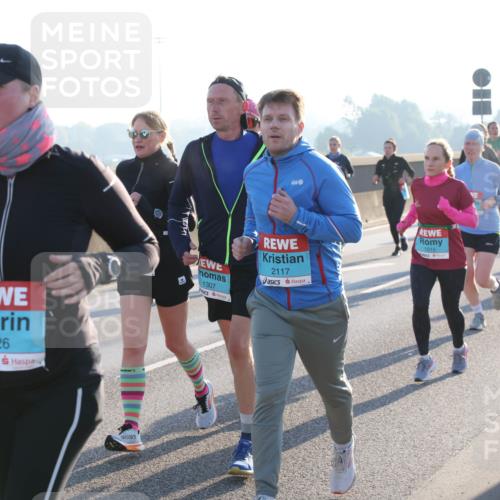 03.10.2025 - Köhlbrandbrückenlauf Lena Gebhardt http://msf.ph/oto/9063368 03.10.2025 09:20:49 Position 1 3326, 1307, 2117, 1515 meine-sportfotos.de