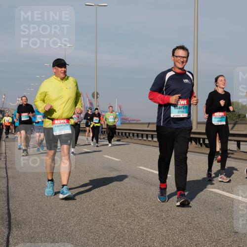 03.10.2025 - Köhlbrandbrückenlauf Fabian Wolf http://msf.ph/oto/9063380 03.10.2025 10:06:45 Position 3 3631, 3149 meine-sportfotos.de