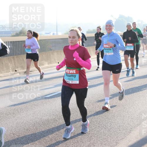 03.10.2025 - Köhlbrandbrückenlauf Lena Gebhardt http://msf.ph/oto/9063400 03.10.2025 09:20:50 Position 1 129, 1515, 3539 meine-sportfotos.de