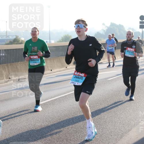 03.10.2025 - Köhlbrandbrückenlauf Lena Gebhardt http://msf.ph/oto/9063469 03.10.2025 09:20:53 Position 1 1338, 3186, 1933, 1921 meine-sportfotos.de