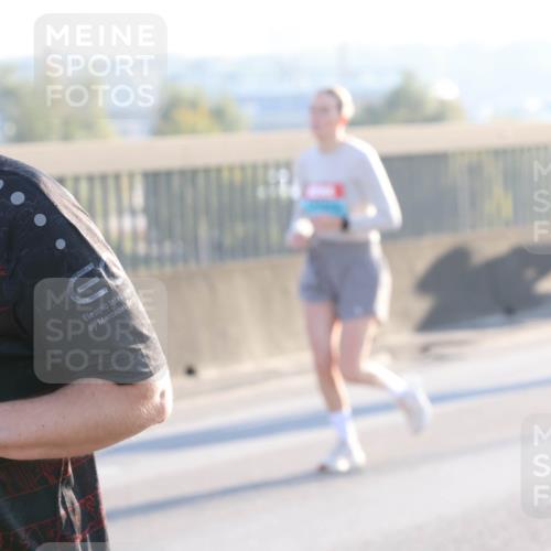 03.10.2025 - Köhlbrandbrückenlauf Lena Gebhardt http://msf.ph/oto/9063523 03.10.2025 09:20:56 Position 1 18, 93, 05, 5 meine-sportfotos.de