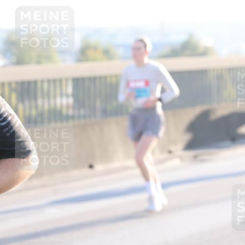 03.10.2025 - Köhlbrandbrückenlauf Lena Gebhardt http://msf.ph/oto/9063527 03.10.2025 09:20:56 Position 1 3, 32, 18, 38 meine-sportfotos.de