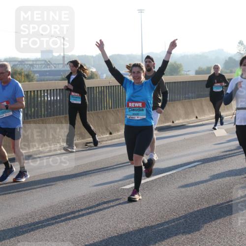 03.10.2025 - Köhlbrandbrückenlauf Lena Gebhardt http://msf.ph/oto/9063570 03.10.2025 09:20:58 Position 1 1325, 3666 meine-sportfotos.de