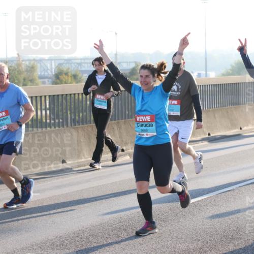 03.10.2025 - Köhlbrandbrückenlauf Lena Gebhardt http://msf.ph/oto/9063576 03.10.2025 09:20:58 Position 1 1325, 3666, 3835 meine-sportfotos.de