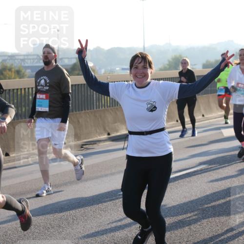 03.10.2025 - Köhlbrandbrückenlauf Lena Gebhardt http://msf.ph/oto/9063588 03.10.2025 09:20:59 Position 1 3666, 3835, 3642 meine-sportfotos.de