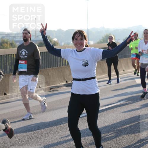 03.10.2025 - Köhlbrandbrückenlauf Lena Gebhardt http://msf.ph/oto/9063592 03.10.2025 09:20:59 Position 1 3666, 3835, 3642 meine-sportfotos.de