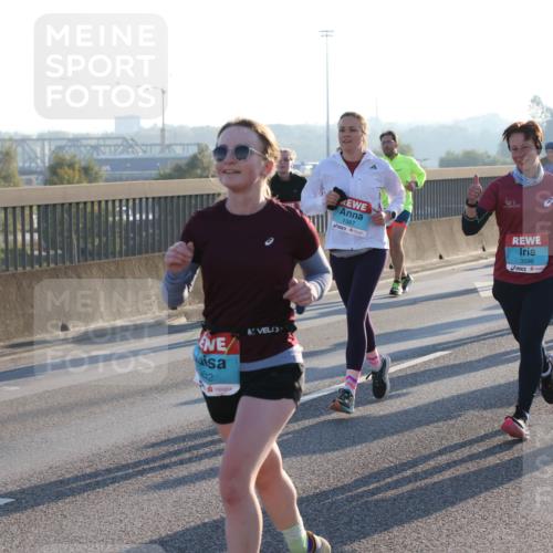 03.10.2025 - Köhlbrandbrückenlauf Lena Gebhardt http://msf.ph/oto/9063640 03.10.2025 09:21:00 Position 1 42, 1387, 3596 meine-sportfotos.de