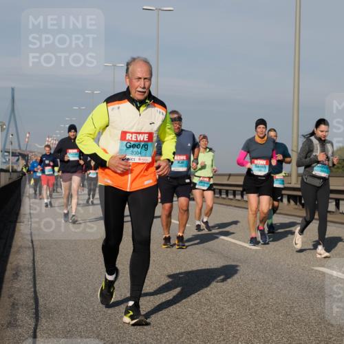 03.10.2025 - Köhlbrandbrückenlauf Fabian Wolf http://msf.ph/oto/9063791 03.10.2025 10:07:02 Position 3 2004, 1993, 2644 meine-sportfotos.de