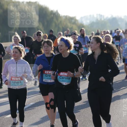 03.10.2025 - Köhlbrandbrückenlauf Jannik Wohlers http://msf.ph/oto/9063867 03.10.2025 09:24:36 Position 3 2249, 2557, 2250 meine-sportfotos.de