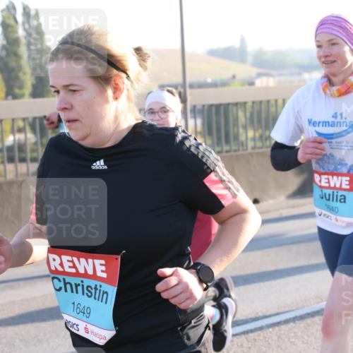 03.10.2025 - Köhlbrandbrückenlauf Lena Gebhardt http://msf.ph/oto/9064023 03.10.2025 09:21:15 Position 1 110, 41, 29, 2012, 1640, 1649 meine-sportfotos.de