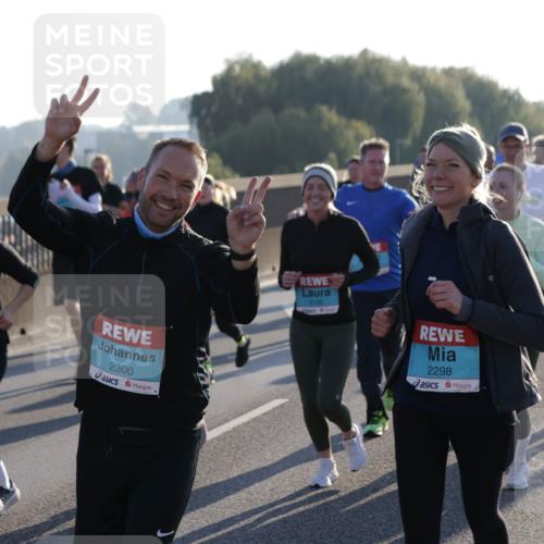 03.10.2025 - Köhlbrandbrückenlauf Jannik Wohlers http://msf.ph/oto/9064055 03.10.2025 09:24:47 Position 3 2300, 3105, 2298 meine-sportfotos.de