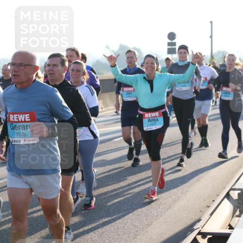03.10.2025 - Köhlbrandbrückenlauf Lena Gebhardt http://msf.ph/oto/9064143 03.10.2025 09:21:20 Position 1 1565, 1523, 1439, 1337 meine-sportfotos.de
