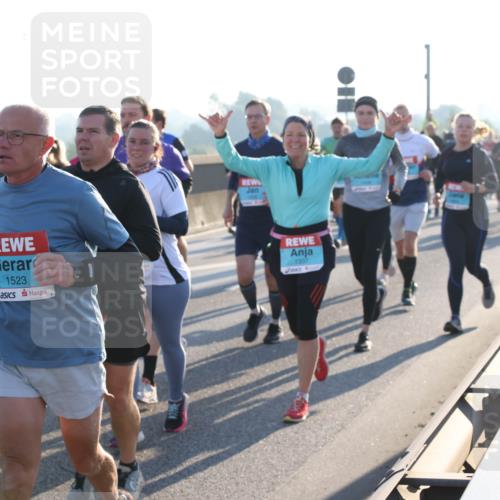 03.10.2025 - Köhlbrandbrückenlauf Lena Gebhardt http://msf.ph/oto/9064146 03.10.2025 09:21:20 Position 1 1565, 1523, 1337 meine-sportfotos.de