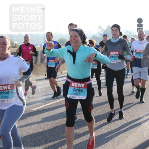 03.10.2025 - Köhlbrandbrückenlauf Lena Gebhardt http://msf.ph/oto/9064170 03.10.2025 09:21:21 Position 1 3751, 2749, 1337, 1438, 3166, 1654 meine-sportfotos.de