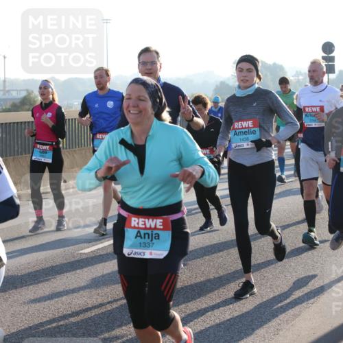 03.10.2025 - Köhlbrandbrückenlauf Lena Gebhardt http://msf.ph/oto/9064176 03.10.2025 09:21:21 Position 1 2749, 1337, 1438, 3166, 1654 meine-sportfotos.de
