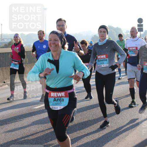 03.10.2025 - Köhlbrandbrückenlauf Lena Gebhardt http://msf.ph/oto/9064178 03.10.2025 09:21:21 Position 1 2749, 1337, 1438, 3166, 1654 meine-sportfotos.de