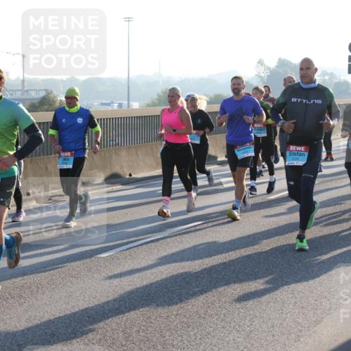 03.10.2025 - Köhlbrandbrückenlauf Lena Gebhardt http://msf.ph/oto/9064252 03.10.2025 09:21:25 Position 1 1362, 2126, 3175, 3178 meine-sportfotos.de