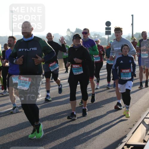 03.10.2025 - Köhlbrandbrückenlauf Lena Gebhardt http://msf.ph/oto/9064272 03.10.2025 09:21:26 Position 1 121, 2126, 3175, 3178 meine-sportfotos.de