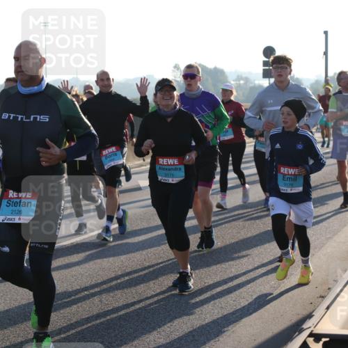 03.10.2025 - Köhlbrandbrückenlauf Lena Gebhardt http://msf.ph/oto/9064277 03.10.2025 09:21:26 Position 1 2126, 3175, 3178 meine-sportfotos.de