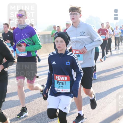 03.10.2025 - Köhlbrandbrückenlauf Lena Gebhardt http://msf.ph/oto/9064310 03.10.2025 09:21:27 Position 1 3175, 2034, 3178 meine-sportfotos.de