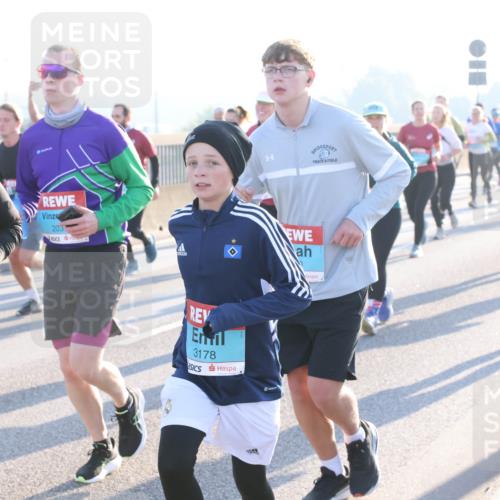 03.10.2025 - Köhlbrandbrückenlauf Lena Gebhardt http://msf.ph/oto/9064314 03.10.2025 09:21:27 Position 1 3175, 203, 3178 meine-sportfotos.de