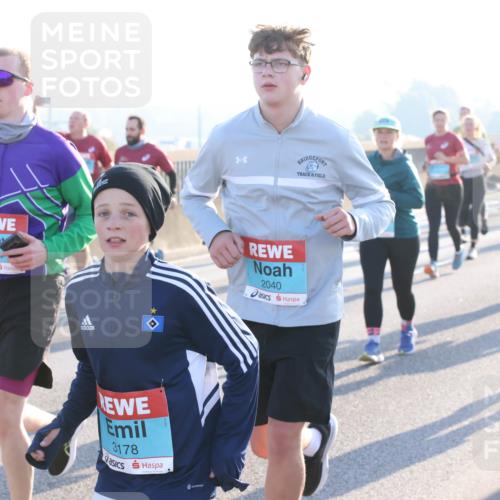 03.10.2025 - Köhlbrandbrückenlauf Lena Gebhardt http://msf.ph/oto/9064322 03.10.2025 09:21:28 Position 1 2034, 3178, 2040 meine-sportfotos.de