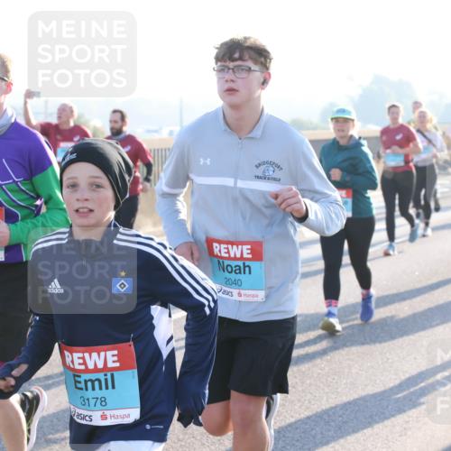 03.10.2025 - Köhlbrandbrückenlauf Lena Gebhardt http://msf.ph/oto/9064325 03.10.2025 09:21:28 Position 1 203, 3178, 2040 meine-sportfotos.de