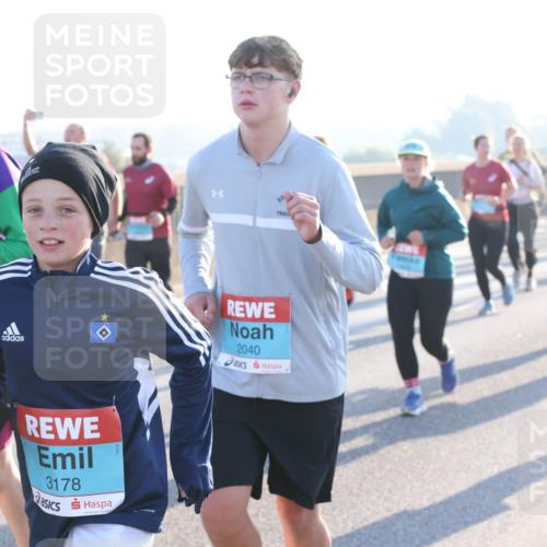 03.10.2025 - Köhlbrandbrückenlauf Lena Gebhardt http://msf.ph/oto/9064331 03.10.2025 09:21:28 Position 1 2034, 3178, 2040 meine-sportfotos.de