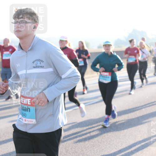 03.10.2025 - Köhlbrandbrückenlauf Lena Gebhardt http://msf.ph/oto/9064334 03.10.2025 09:21:28 Position 1 2040 meine-sportfotos.de