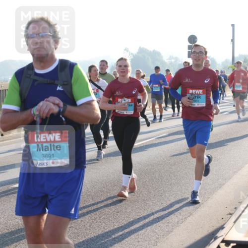 03.10.2025 - Köhlbrandbrückenlauf Lena Gebhardt http://msf.ph/oto/9064364 03.10.2025 09:21:30 Position 1 2813, 3691, 1901 meine-sportfotos.de