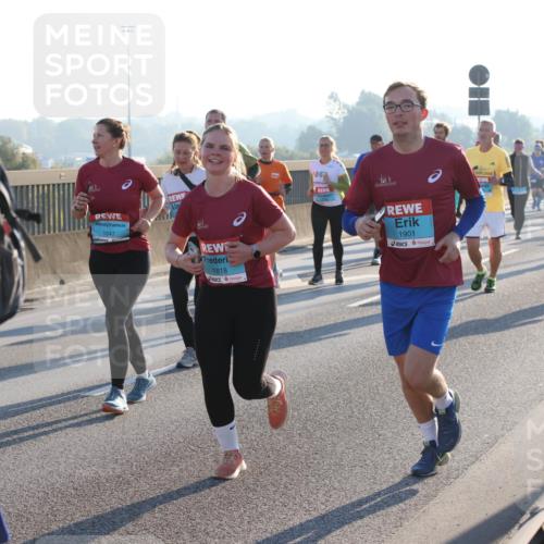 03.10.2025 - Köhlbrandbrückenlauf Lena Gebhardt http://msf.ph/oto/9064375 03.10.2025 09:21:30 Position 1 1647, 1818, 1901 meine-sportfotos.de