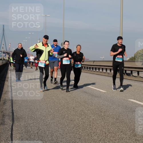 03.10.2025 - Köhlbrandbrückenlauf Fabian Wolf http://msf.ph/oto/9064393 03.10.2025 10:07:35 Position 3 3443, 3441 meine-sportfotos.de
