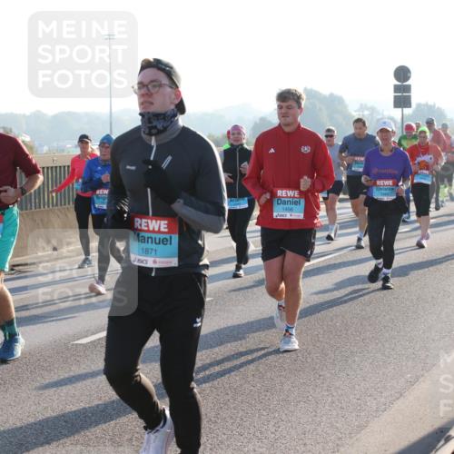 03.10.2025 - Köhlbrandbrückenlauf Lena Gebhardt http://msf.ph/oto/9064473 03.10.2025 09:21:35 Position 1 3176, 3177, 1871, 1456 meine-sportfotos.de