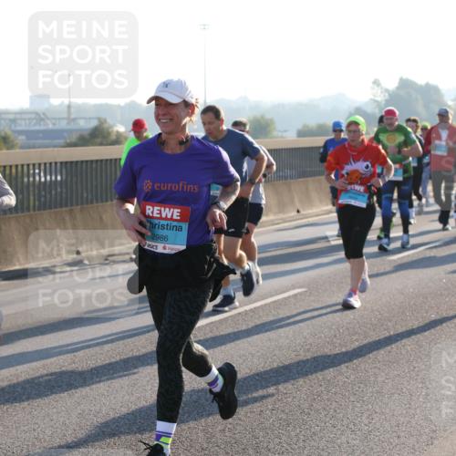 03.10.2025 - Köhlbrandbrückenlauf Lena Gebhardt http://msf.ph/oto/9064527 03.10.2025 09:21:37 Position 1 2949, 2986 meine-sportfotos.de
