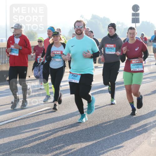 03.10.2025 - Köhlbrandbrückenlauf Lena Gebhardt http://msf.ph/oto/9064600 03.10.2025 09:21:40 Position 1 38, 1651, 1650, 2077, 2323, 1193, 1195 meine-sportfotos.de