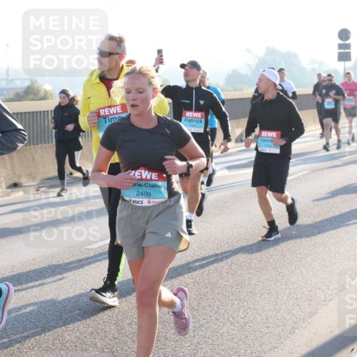 03.10.2025 - Köhlbrandbrückenlauf Lena Gebhardt http://msf.ph/oto/9064717 03.10.2025 09:21:46 Position 1 1634, 2499, 1886, 1764 meine-sportfotos.de
