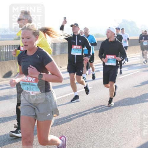03.10.2025 - Köhlbrandbrückenlauf Lena Gebhardt http://msf.ph/oto/9064724 03.10.2025 09:21:46 Position 1 2499, 1886, 1764 meine-sportfotos.de