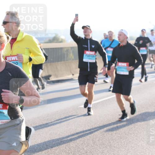 03.10.2025 - Köhlbrandbrückenlauf Lena Gebhardt http://msf.ph/oto/9064738 03.10.2025 09:21:47 Position 1 2499 meine-sportfotos.de