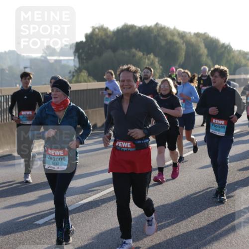 03.10.2025 - Köhlbrandbrückenlauf Jannik Wohlers http://msf.ph/oto/9064824 03.10.2025 09:25:42 Position 3 2442, 3437, 3438 meine-sportfotos.de