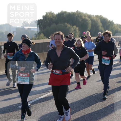 03.10.2025 - Köhlbrandbrückenlauf Jannik Wohlers http://msf.ph/oto/9064829 03.10.2025 09:25:42 Position 3 2442, 3438, 3437 meine-sportfotos.de