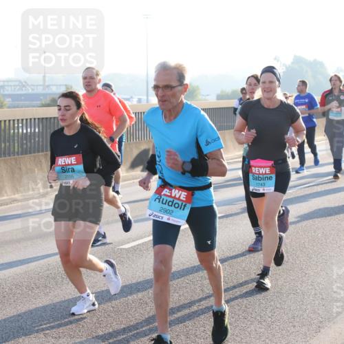 03.10.2025 - Köhlbrandbrückenlauf Lena Gebhardt http://msf.ph/oto/9064904 03.10.2025 09:21:56 Position 1 2155, 2902, 1743 meine-sportfotos.de