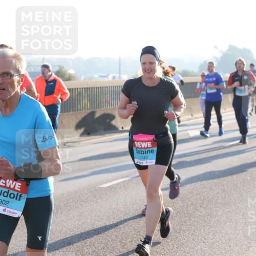 03.10.2025 - Köhlbrandbrückenlauf Lena Gebhardt http://msf.ph/oto/9064910 03.10.2025 09:21:56 Position 1 2902, 600, 1743 meine-sportfotos.de