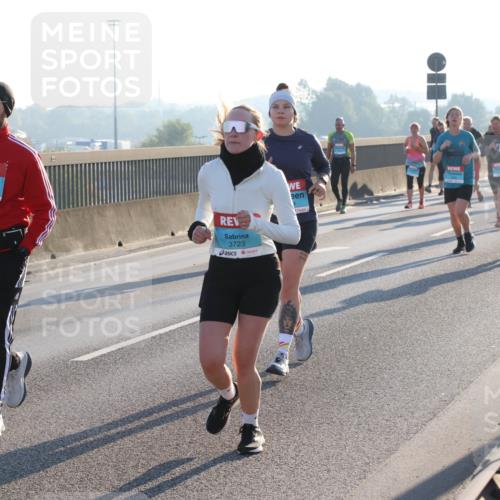 03.10.2025 - Köhlbrandbrückenlauf Lena Gebhardt http://msf.ph/oto/9064949 03.10.2025 09:22:02 Position 1 3, 1952, 3216, 3723 meine-sportfotos.de