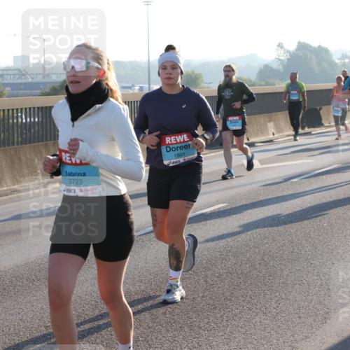 03.10.2025 - Köhlbrandbrückenlauf Lena Gebhardt http://msf.ph/oto/9064957 03.10.2025 09:22:03 Position 1 3723, 1801 meine-sportfotos.de