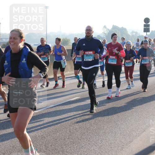 03.10.2025 - Köhlbrandbrückenlauf Lena Gebhardt http://msf.ph/oto/9065024 03.10.2025 09:22:10 Position 1 2, 2886, 1124, 1591 meine-sportfotos.de