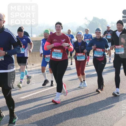 03.10.2025 - Köhlbrandbrückenlauf Lena Gebhardt http://msf.ph/oto/9065035 03.10.2025 09:22:11 Position 1 1591, 1124, 2079, 3321 meine-sportfotos.de
