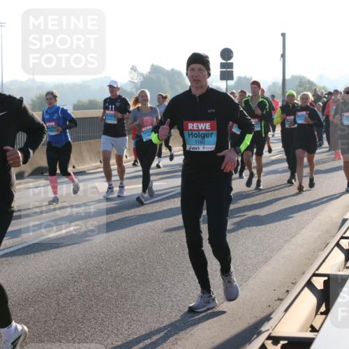 03.10.2025 - Köhlbrandbrückenlauf Lena Gebhardt http://msf.ph/oto/9065052 03.10.2025 09:22:12 Position 1 2, 3321, 1192 meine-sportfotos.de